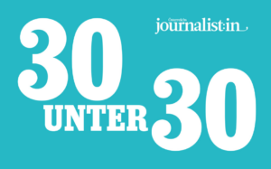 Bild mit türkisem Hintergrund und weißer Schrift mit dem Text "30 unter 30" und dem Logo des Branchenmagazins "Österreichische Journalist:in".